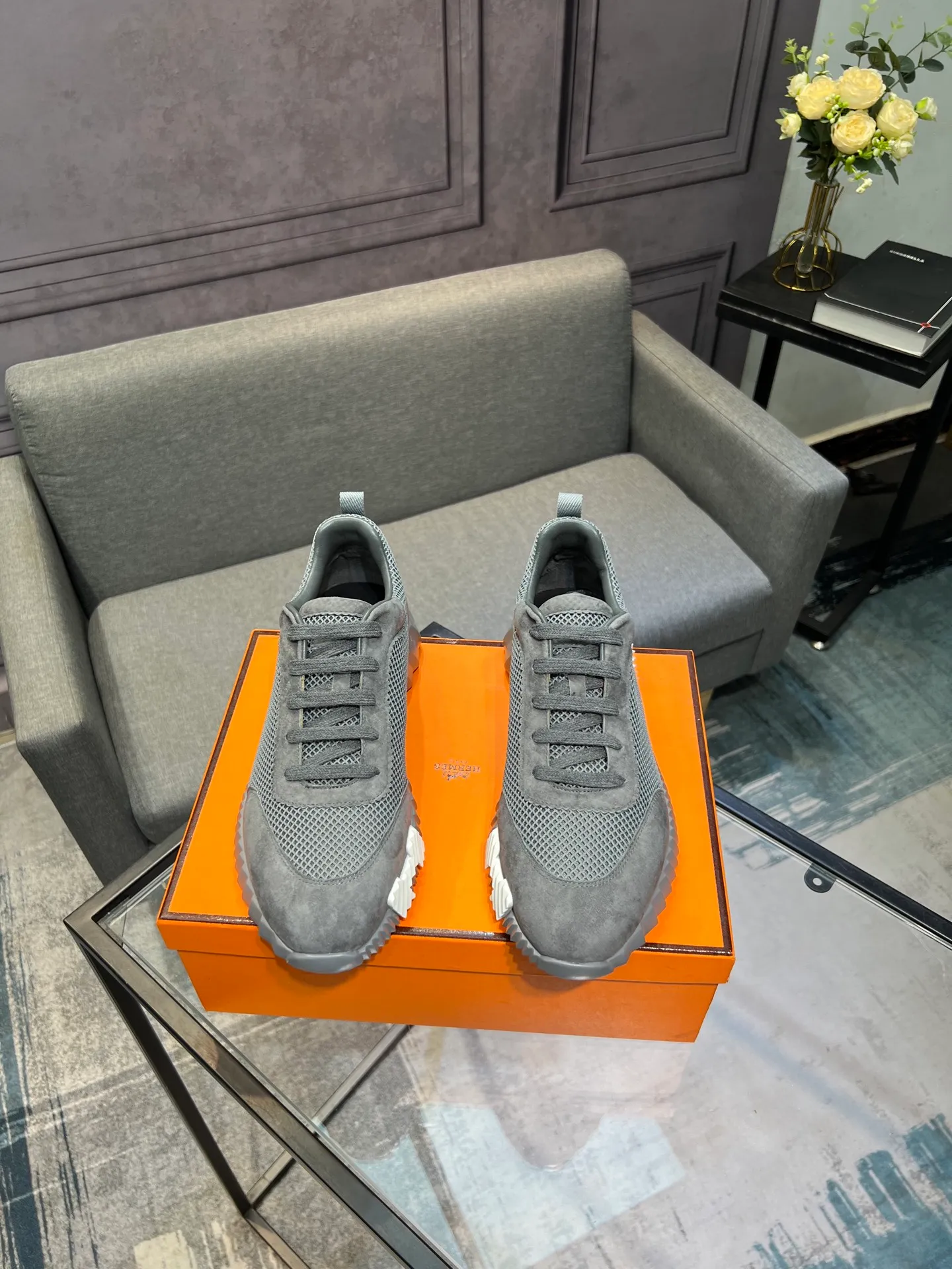 Men's shoes 💰660 Exclusive real shot (top version) Hermes new autumn and winter sports shoes. One of the most comfortable shoes from Hermes. Very light on the feet and good-looking. You will not be tired even if you go shopping. The overall suede feels very good. It is very beautiful and versatile. Very light and comfortable. Fabric: Imported high mercerized sheep/original single rain velvet. Lining: Imported silk sheepskin for the lining insole. Outsole: Seamless combination of IP+TPU (multi-color letters) German technology irradiation machine Size: Male 39-46 (Male 38 45 46 customized) Top quality, simultaneous full set of packaging